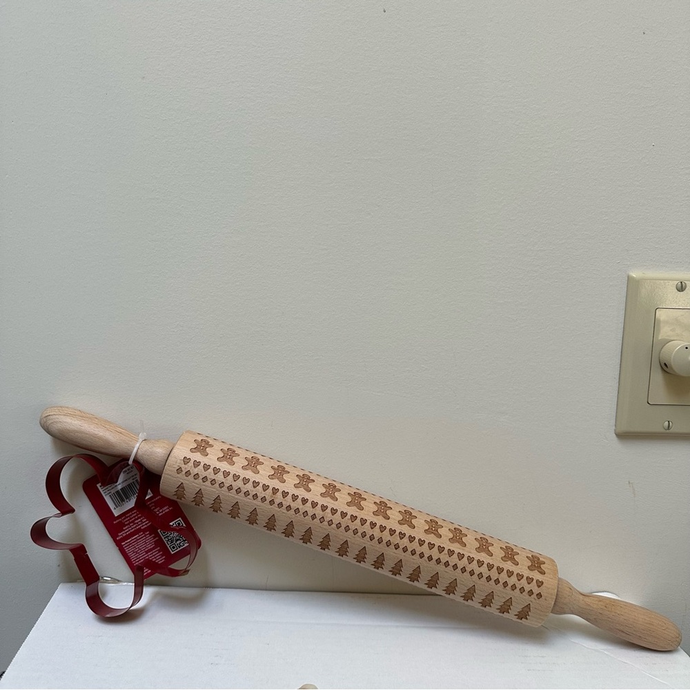NWT Embossed Rolling Pin with Gingerbread Cookie Cutter